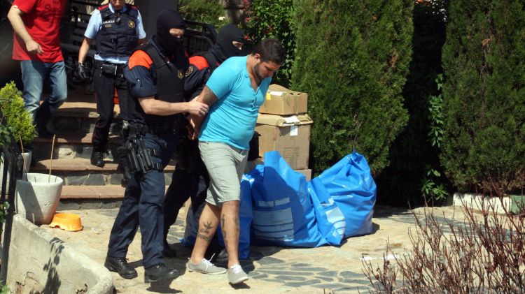 Els Mossos d'Esquadra s'emporten un detingut a Sils © ACN