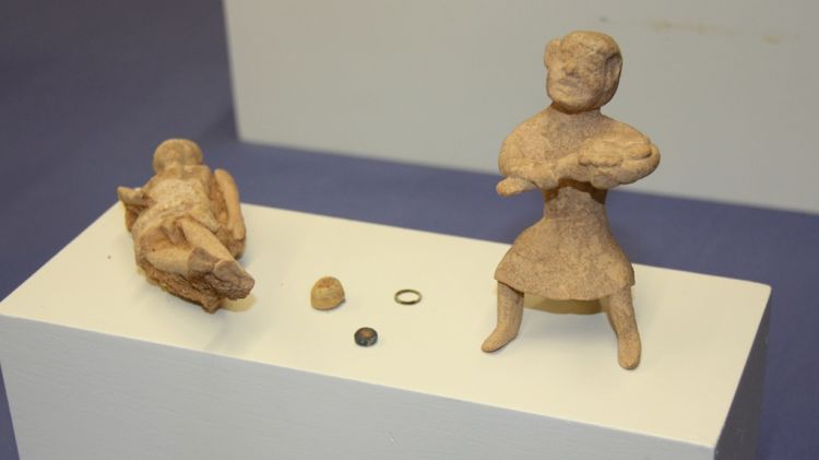 La joguina formava part de l'aixovar funerari d'una nena grega, que també tenia una nina a dins la seva tomba © ACN