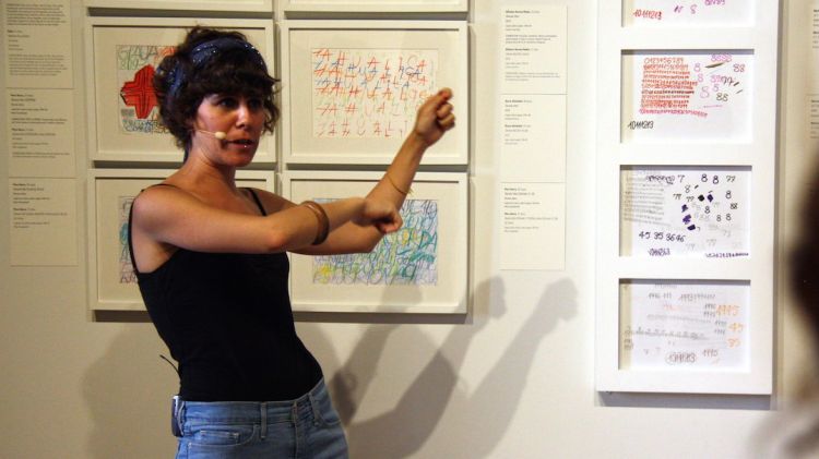 Una de les comissàries de la mostra, Clara Laguillo, donant explicacions de les obres © ACN