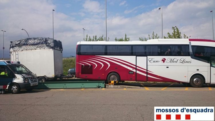 Un dels autobusos, a la bàscula