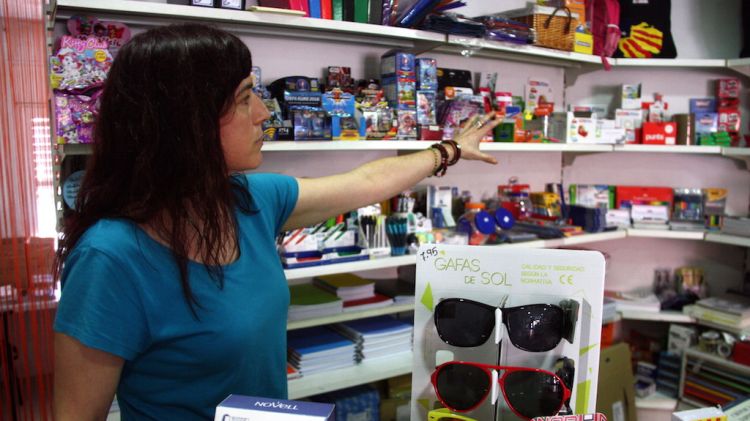 La Montse Feliu assenyala els prestatges de la seva llibreria, a Bàscara, que s'han mogut durant el terratrèmol © ACN