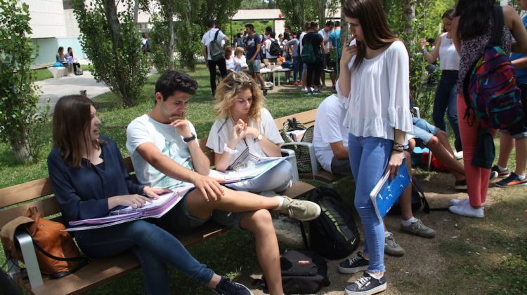Estudiants repassant abans de continuar amb els exàmens de selectivitat © ACN