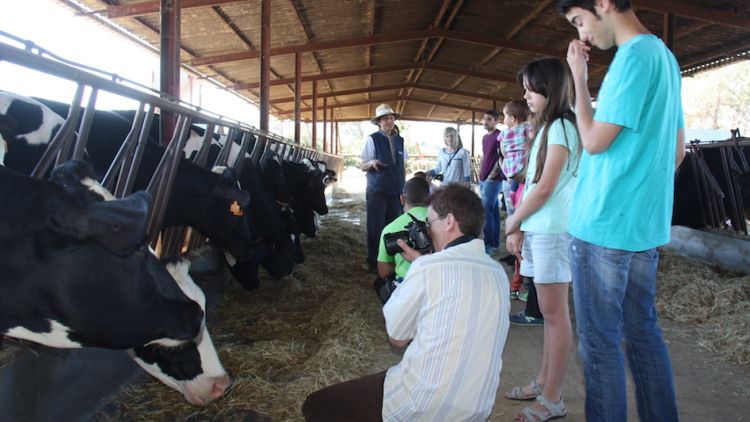 Un grup de persones visitant una granja © ACN