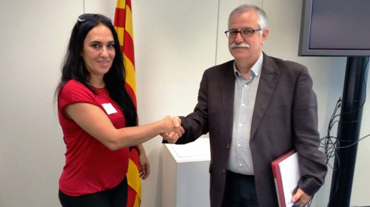 El gerent del CatSalut a Girona, Miquel Carreras, i la portaveu de la Plataforma d'Afectats per l'hepatitis C, Deborah Ceballos