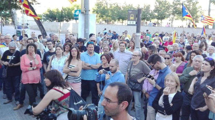 Els concentrats davant la subdelegació del Govern espanyol © ERC