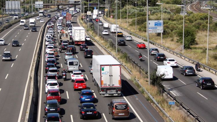 Vehicles durant l'operació sortida de Sant Joan a l'AP-7 (arxiu) © ACN