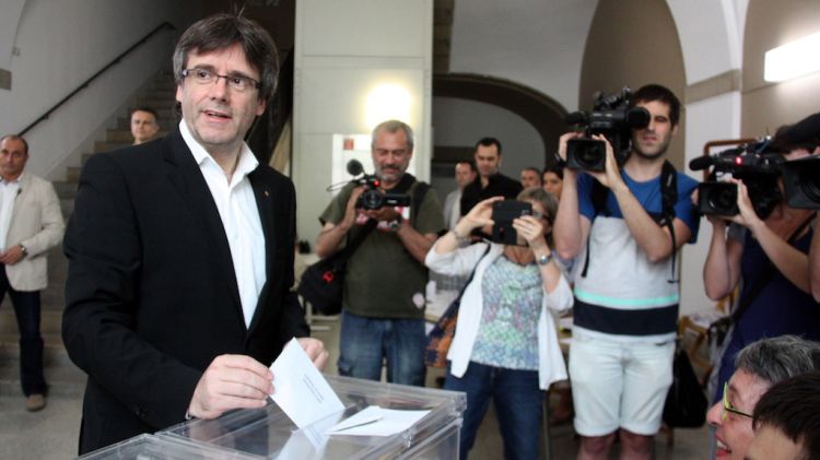 El president de la Generalitat, Carles Puigdemont, dipositant el vot © ACN