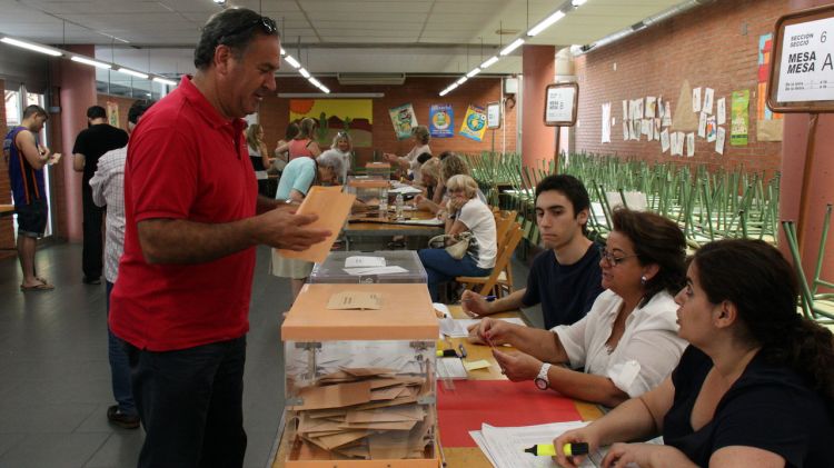 Un home votant a l'escola Pia de Girona © ACN