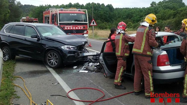 Els Bombers treballant per extreure la persona que ha quedat atrapada dins del vehicle