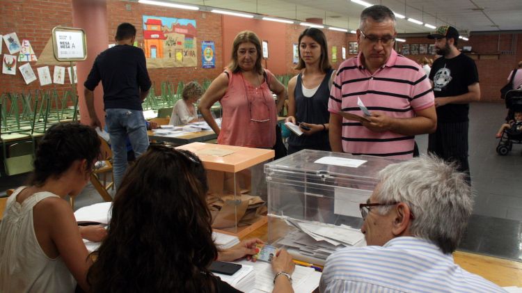 Una família votant a l'escola Pia de Girona © ACN