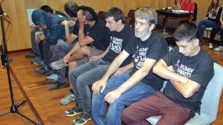 Els vuit activistes acusats de provocar aldarulls durant el judici © ACN