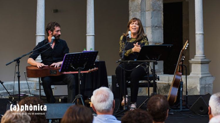 Maria del Mar Bonet i Borja Penalba al Claustre del Monestir de Sant Esteve de Banyoles © ACN