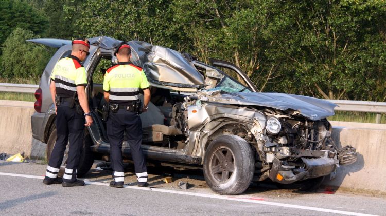 Dos agents dels mossos inspeccionen el vehicle accidentat © ACN