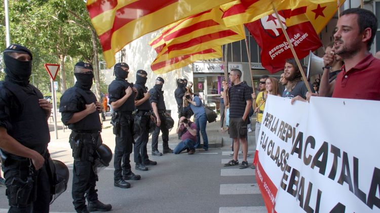 Els Mossos d'Esquadra han barrat al pas als manifestants © ACN