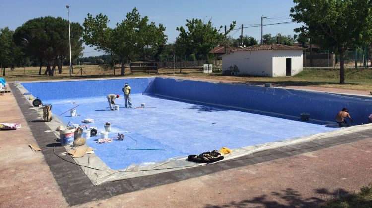 Els treballadors renovant la piscina de la urbanització © Marc Sureda