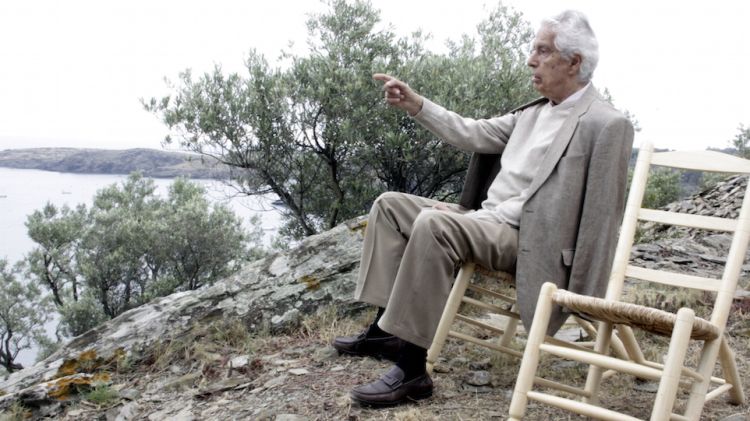 Antoni Pitxot assegut al mirador a la badia de Portlligat (arxiu) © ACN