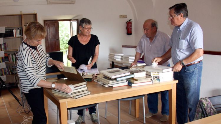 Diversos voluntaris de la plataforma 'Salvem la Biblioteca' ordenant llibres © ACN