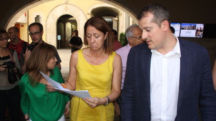 L'alcaldessa de Girona, Marta Madrenas, mirant els expedients que s'ha endut la Guàrdia Civil © ACN