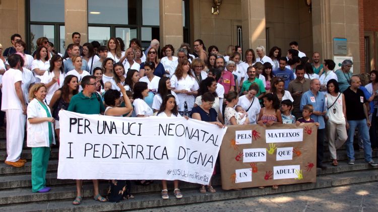 Grup de manifestants contra la precarietat de les instal·lacions de la UCI pediàtrica © ACN