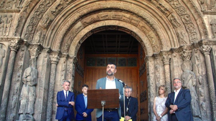 El conseller de Cultura, Santi Vila, durant la presentació de la intervenció a la portalada © ACN