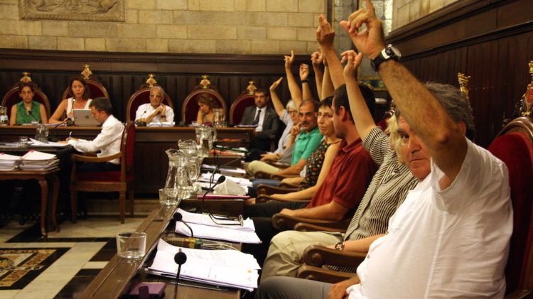 Els regidors de la CUP i ERC votant a favor de la moció © ACN