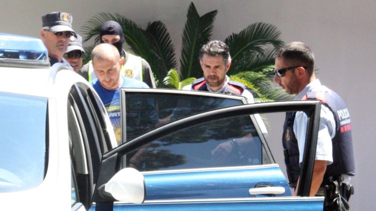 Els agents s'enduen arrestat a s'Agaró un dels suposats líders del grup criminal © ACN