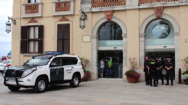 Agents de la Guàrdia Civil custodiant l'entrada de l'Ajuntament de Lloret en l'operació Tro © ACN