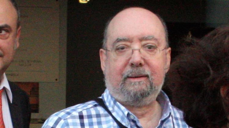L'interventor, Carles Arbó, abandonant l'Ajuntament de Lloret amb el seu advocat darrera © ACN