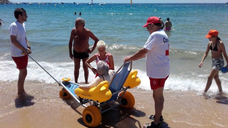 Una de les cadires amfíbies que es podran trobar a vuit platges gironines © ACN