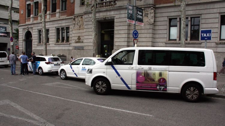 Taxistes esperant clients a la parada de Correus © ACN