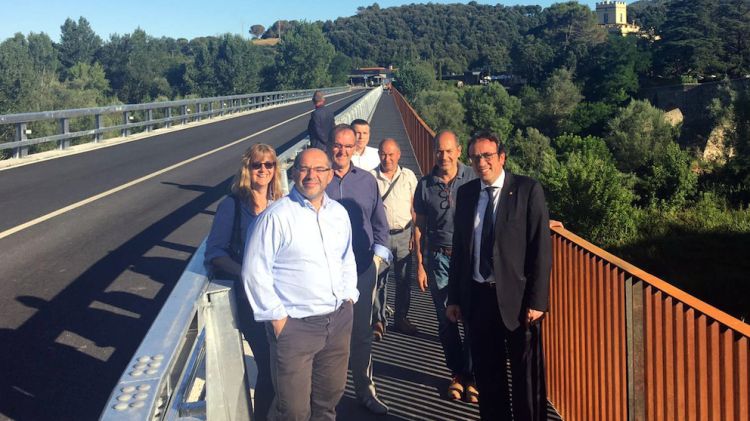 El conseller de Territori i Sostenibilitat, Josep Rull, visitant el pont i la travessera C-66z a Besalú © ACN