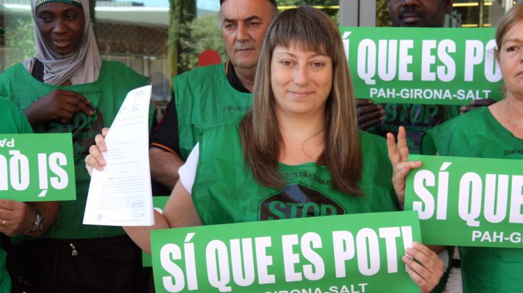 La portaveu de la PAH Girona-Salt, Marta Afuera, amb la sentència a la mà, aquest matí © ACN