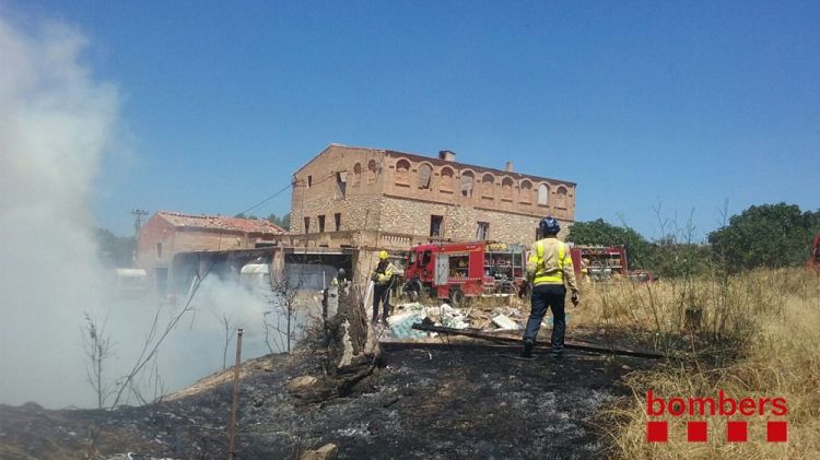 Els Bombers treballant en les tasques d'extinció