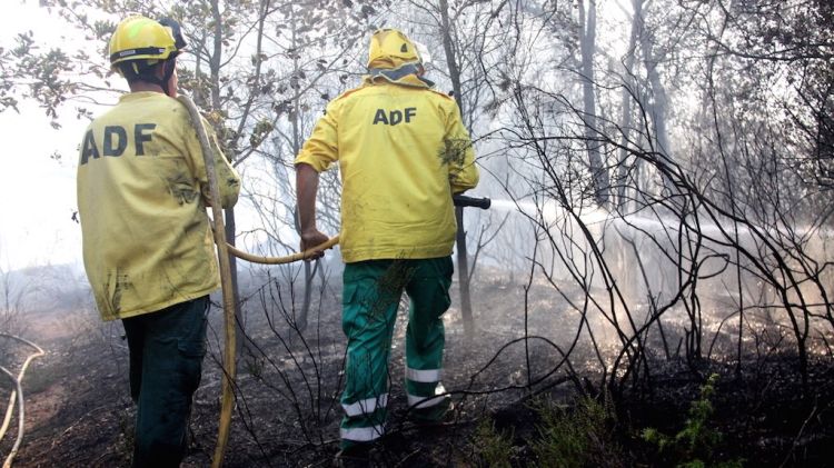 Dos ADF treballant en un incendi a Santa Coloma de Farners el juliol de 2016