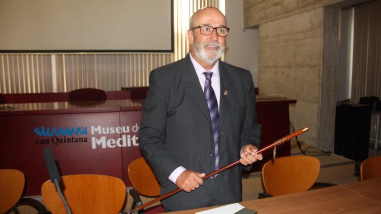 El nou alcalde de Torroella de Montgrí, Josep Maria Rufí, amb la vara aquest matí © ACN