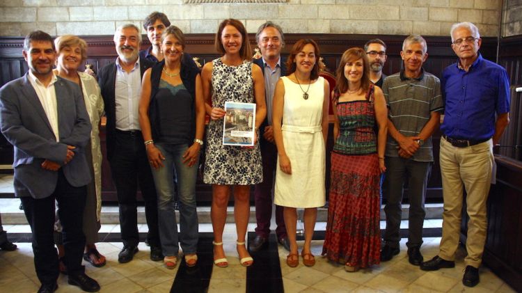 Foto de família de l'alcaldessa, Marta Madrenas, amb els regidors del govern © ACN