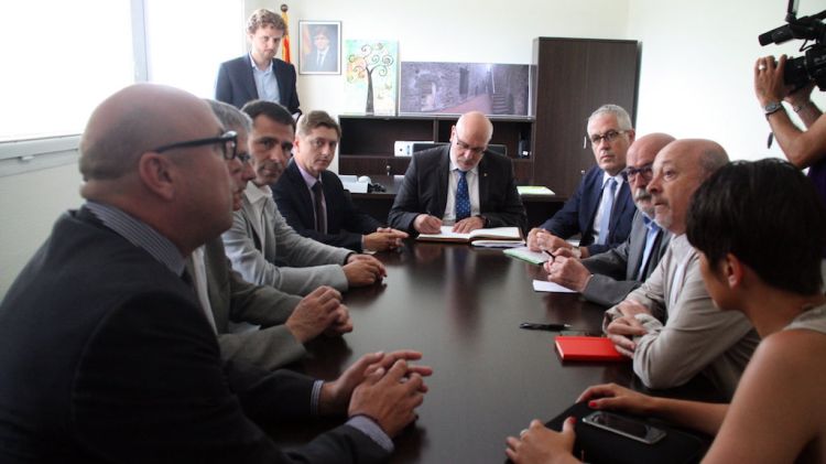 Reunió presidida pel conseller d'Empresa i Coneixement, Jordi Baiget, al consell comarcal de la Selva © ACN