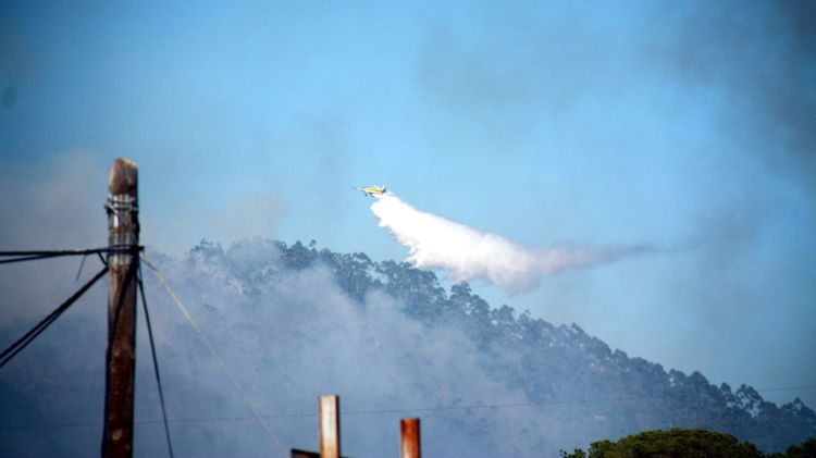 Un dels mitjans aeris treballant en les tasques d'extinció © ACN