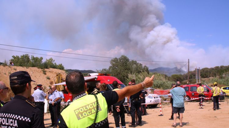 Diversos mitjans treballant en el foc © ACN