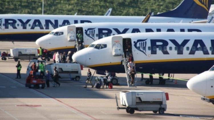 Avions de la companyia aèria Ryanair estacionats a l'aeroport de Girona