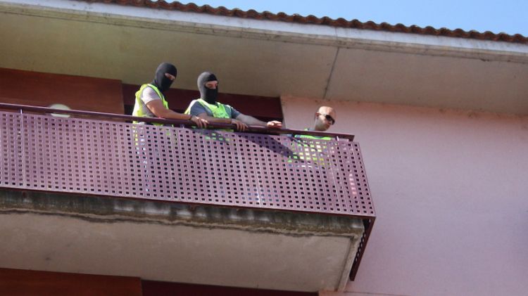 Agents de la Guàrdia Civil a la terrassa d'un dels pisos dels detinguts © ACN