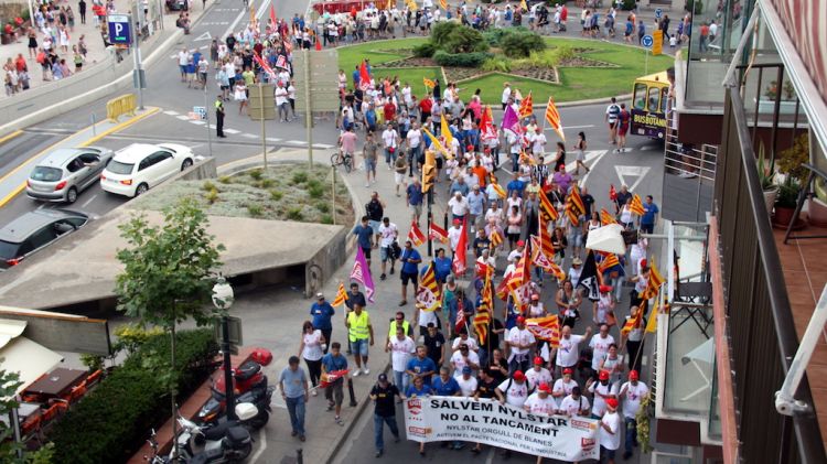 La capçalera de la manifestació contra l'ERO de Nylstar © ACN