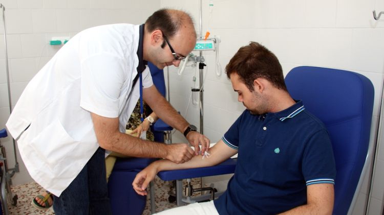Un dels tractaments que es fan des de la nova unitat situada al parc hospitalari Martí i Julià © ACN