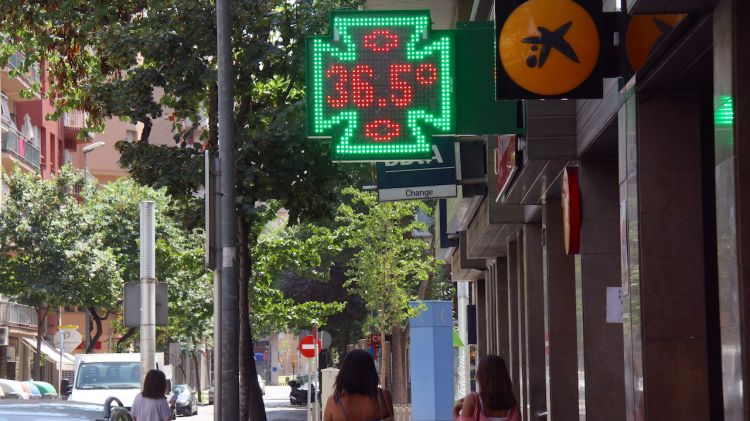 Un termòmetre al centre de Girona (arxiu)