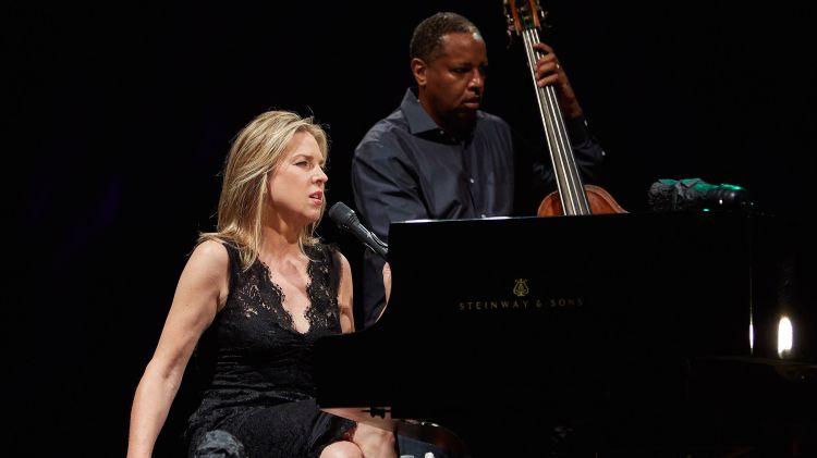Diana Krall i Robert Hurst en segon terme, ahir a Peralada © Toti Ferrer