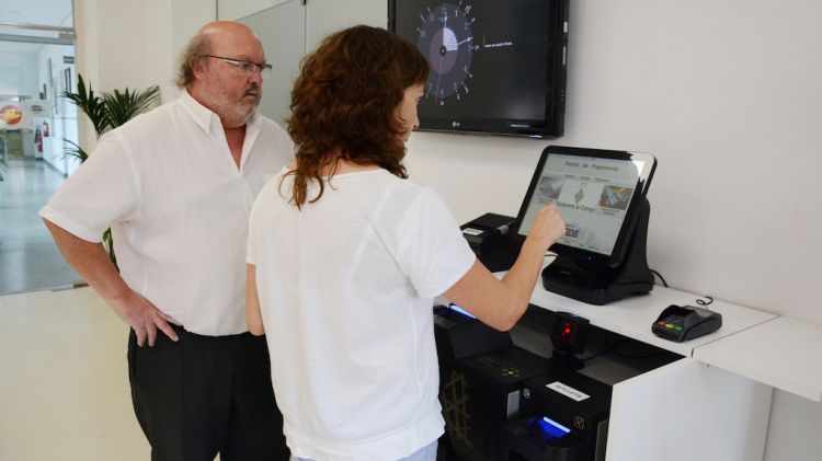 L'alcalde de Calonge, Jordi Soler, supervisant una de les noves màquines
