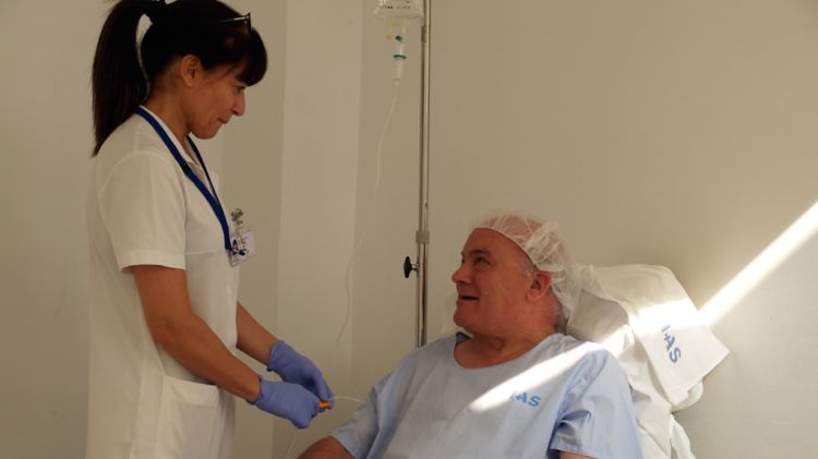 Una infermera i un pacient a la Unitat de Preparació abans de la intervenció al Santa Caterina