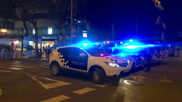 Vehicles policials després del 'flash mob' que ha generat una situació de pànic © ACN