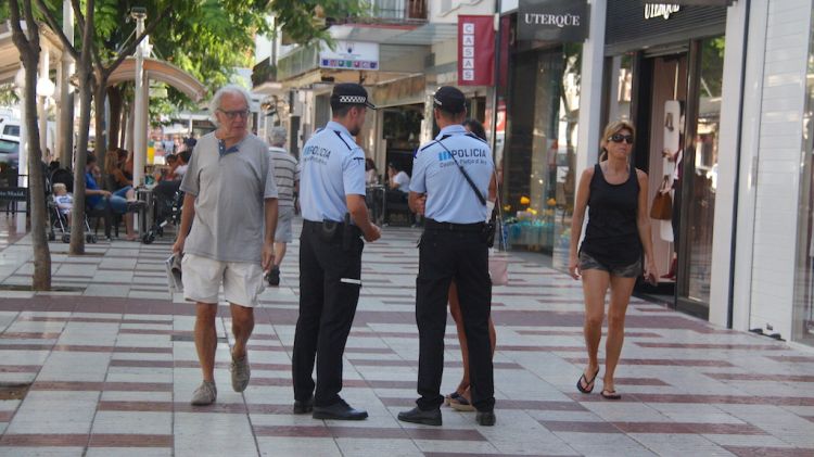 Dos policies passejant aquset matí pel centre de Platja d'Aro © ACN