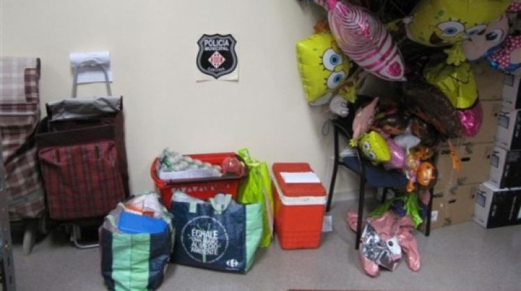 El material que la Policia Municipal ha decomissat el primer cap de setmana de fires  © ACN